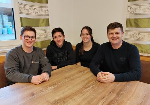 Auszeichnung%20Ann-Kathrin%2C%20Gabriel%20und%20Sebastian%20-9mh7resq5h20f5h